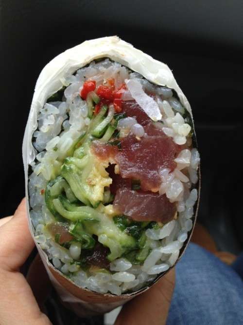 Sushirrito con alga nori, riso e ripieno