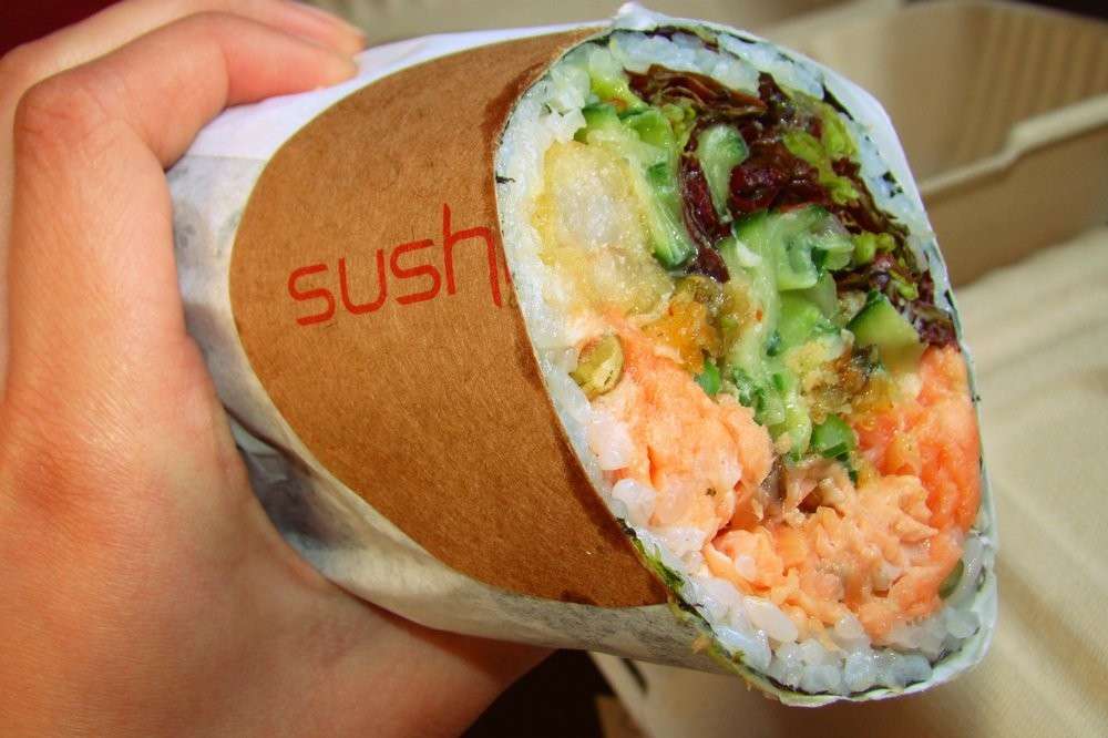 Sushirrito con salmone e insalata