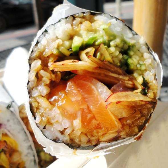 Sushirrito con verdure e salmone