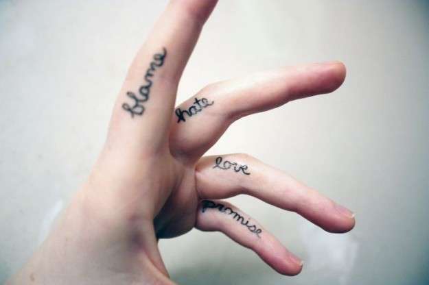 Tatuaggi con scritte sulle dita