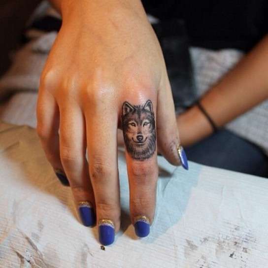 Tatuaggio a forma di lupo sul dito