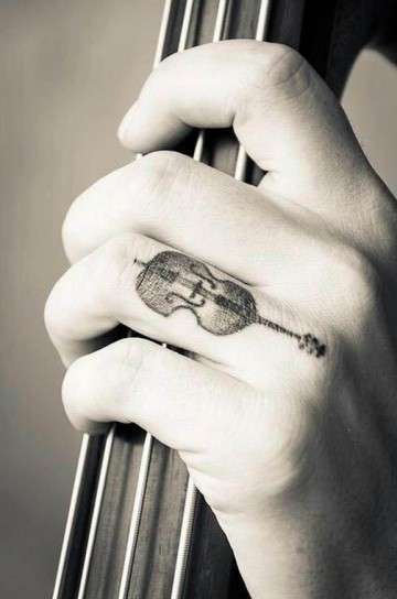 Tatuaggio a forma di violino sul dito