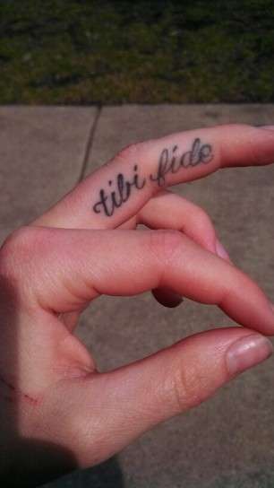 Tatuaggio con scritta Tibi Fide