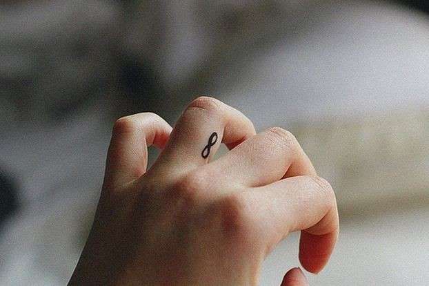 Tatuaggio con simbolo infinito sul dito