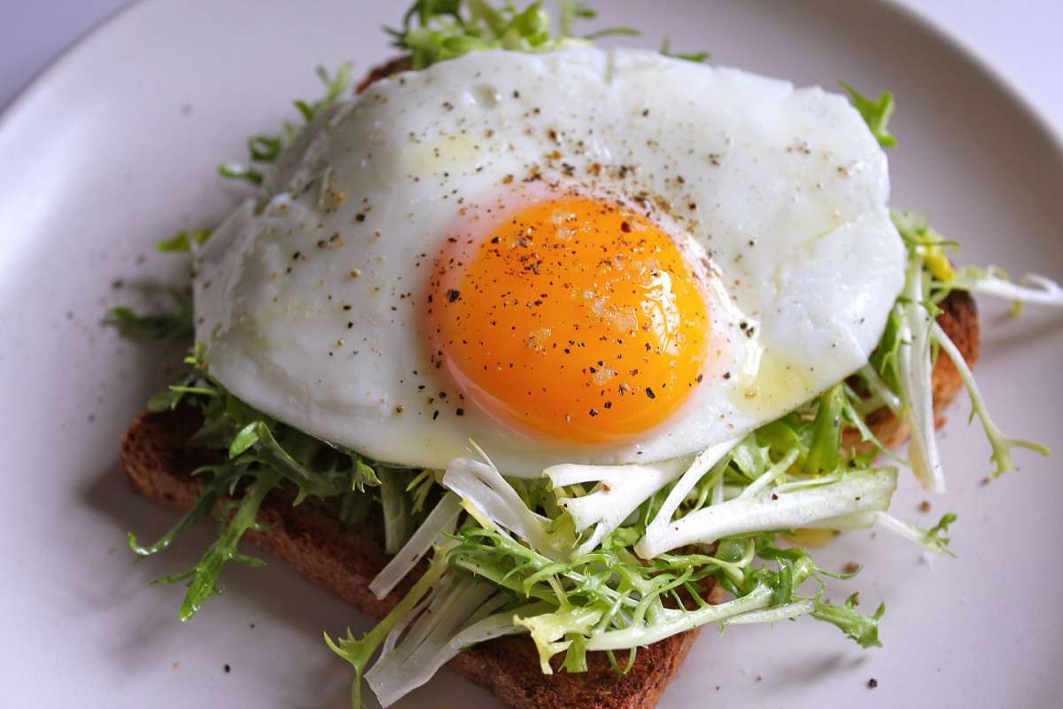 Toast con uova al tegamino e insalata