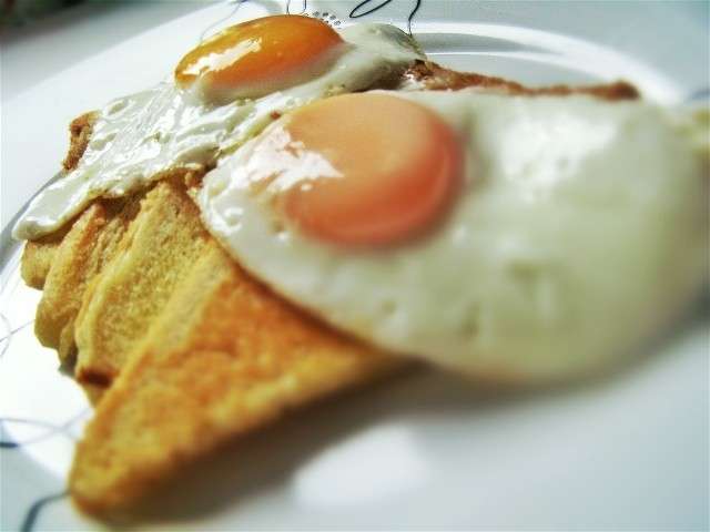 Toast con uova al tegamino