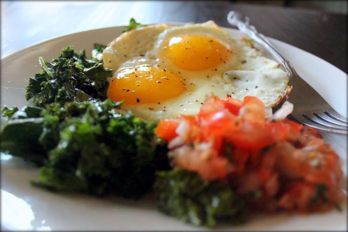 Uova al tegamino con pomodori e broccoli