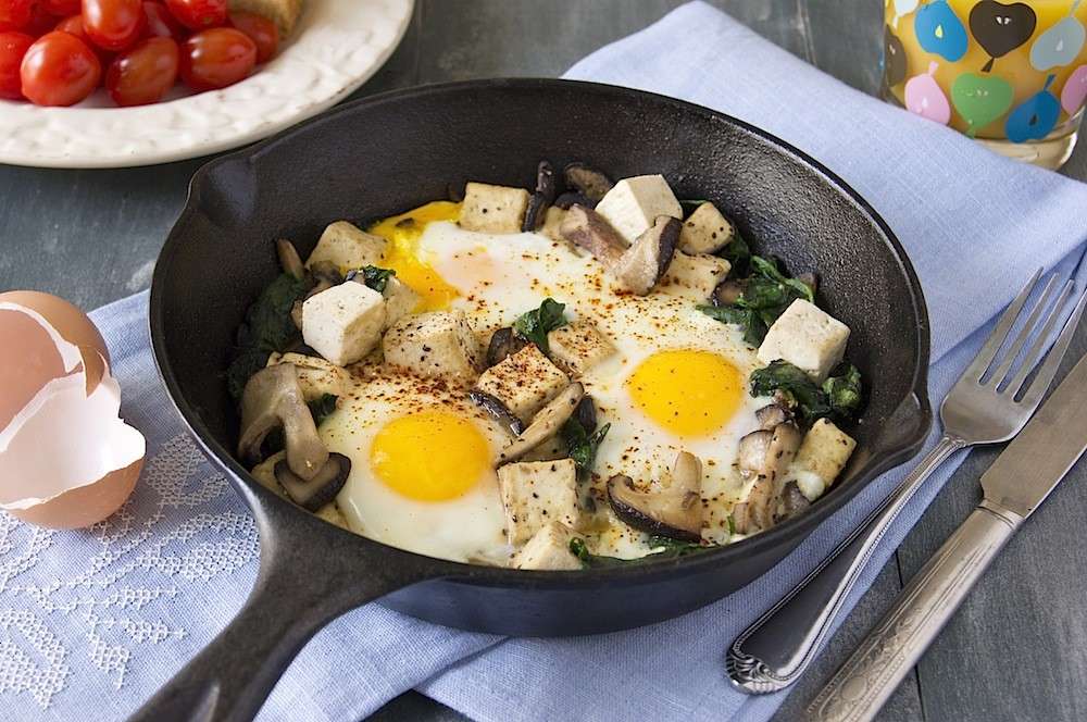 Uova al tegamino con tofu e funghi