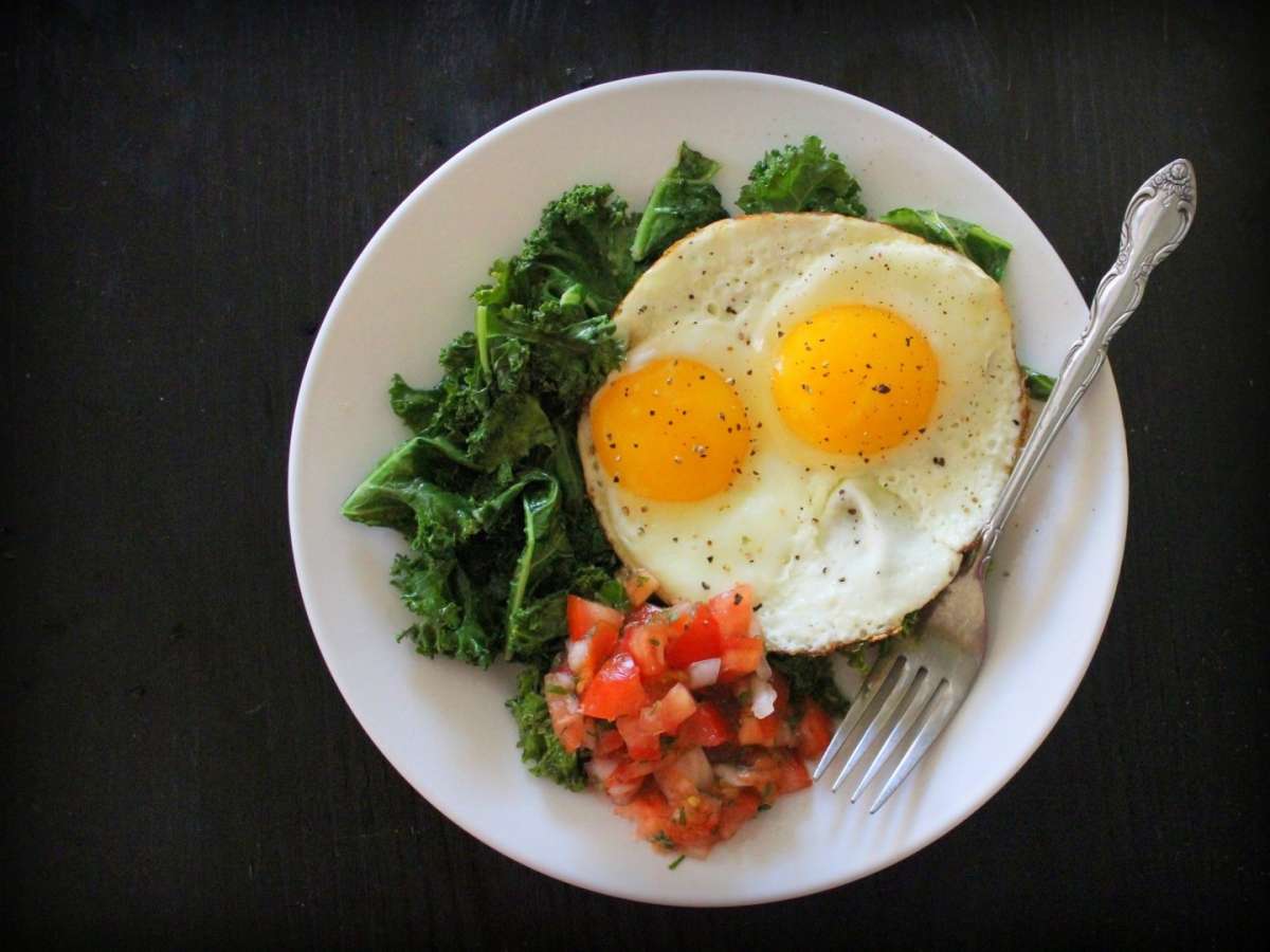 Uova al tegamino con verdure