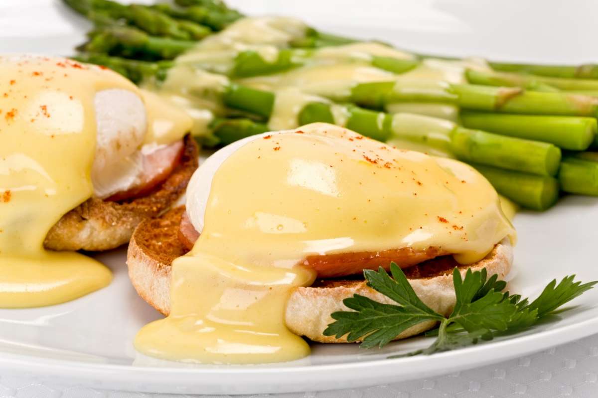 Uova alla benedict con asparagi