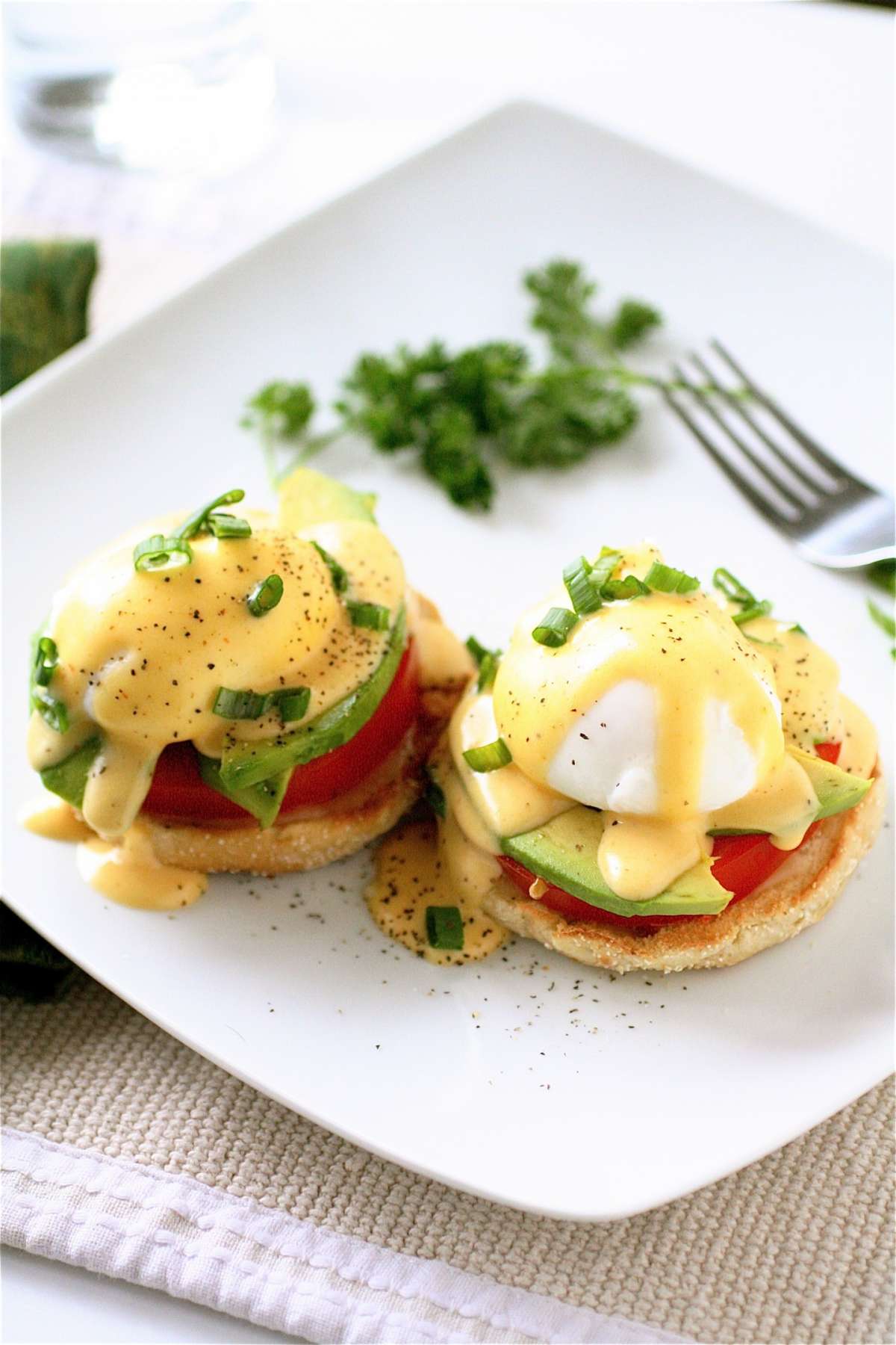 Uova alla Benedict con avocado e pomodori