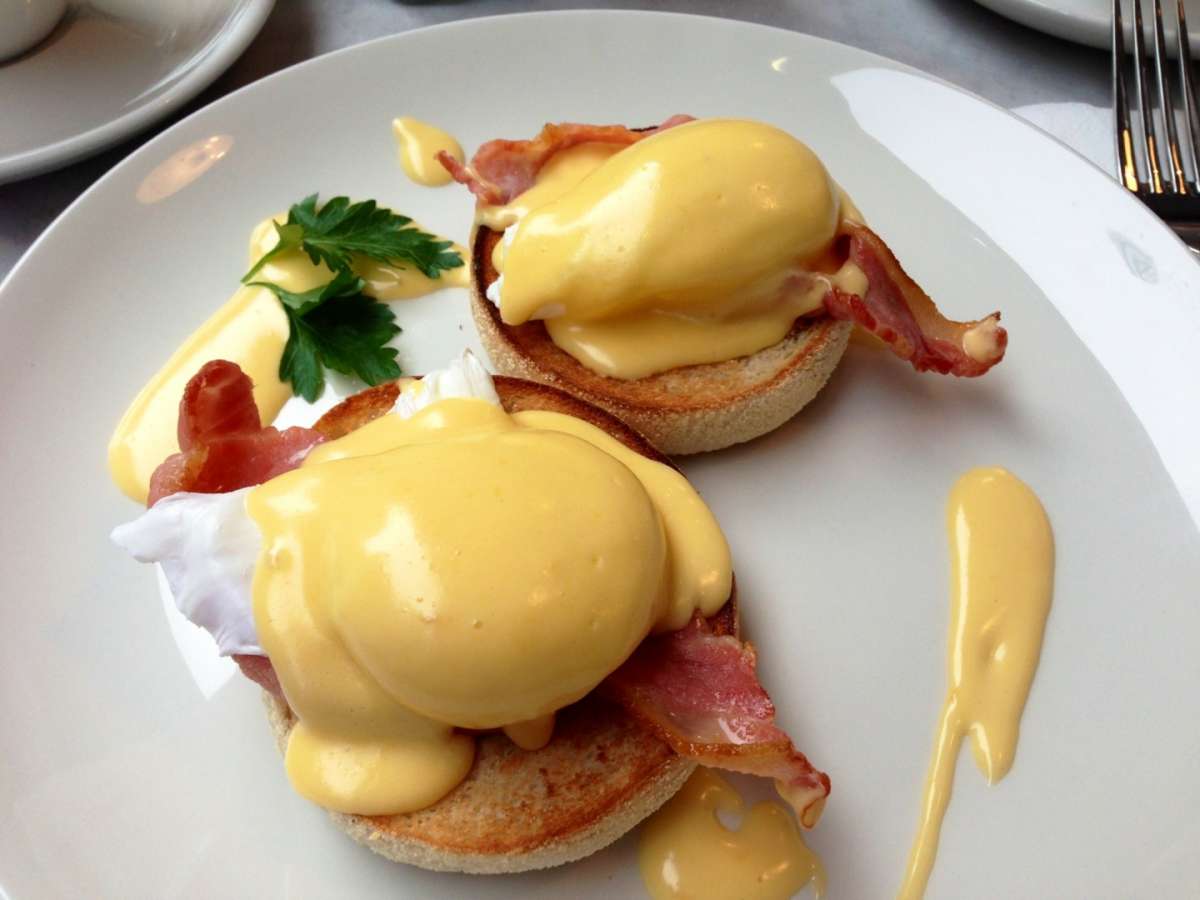 Uova alla Benedict con bacon e salsa olandese