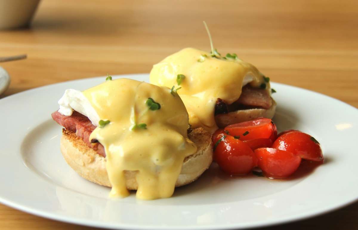 Uova alla benedict con carne