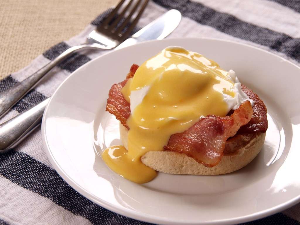 Uova alla Benedict con pancetta