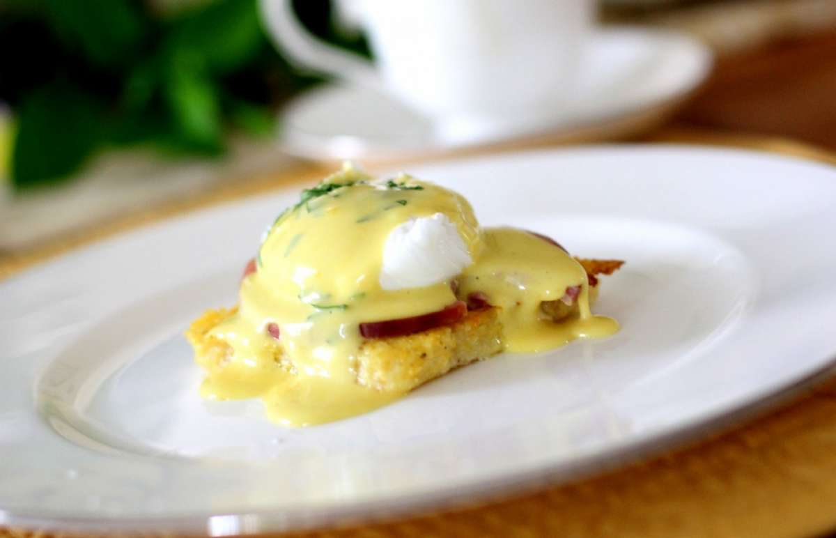 Uova alla Benedict con polenta