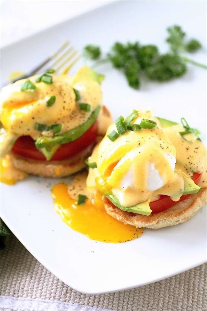 Uova alla Benedict con pomodori e avocado