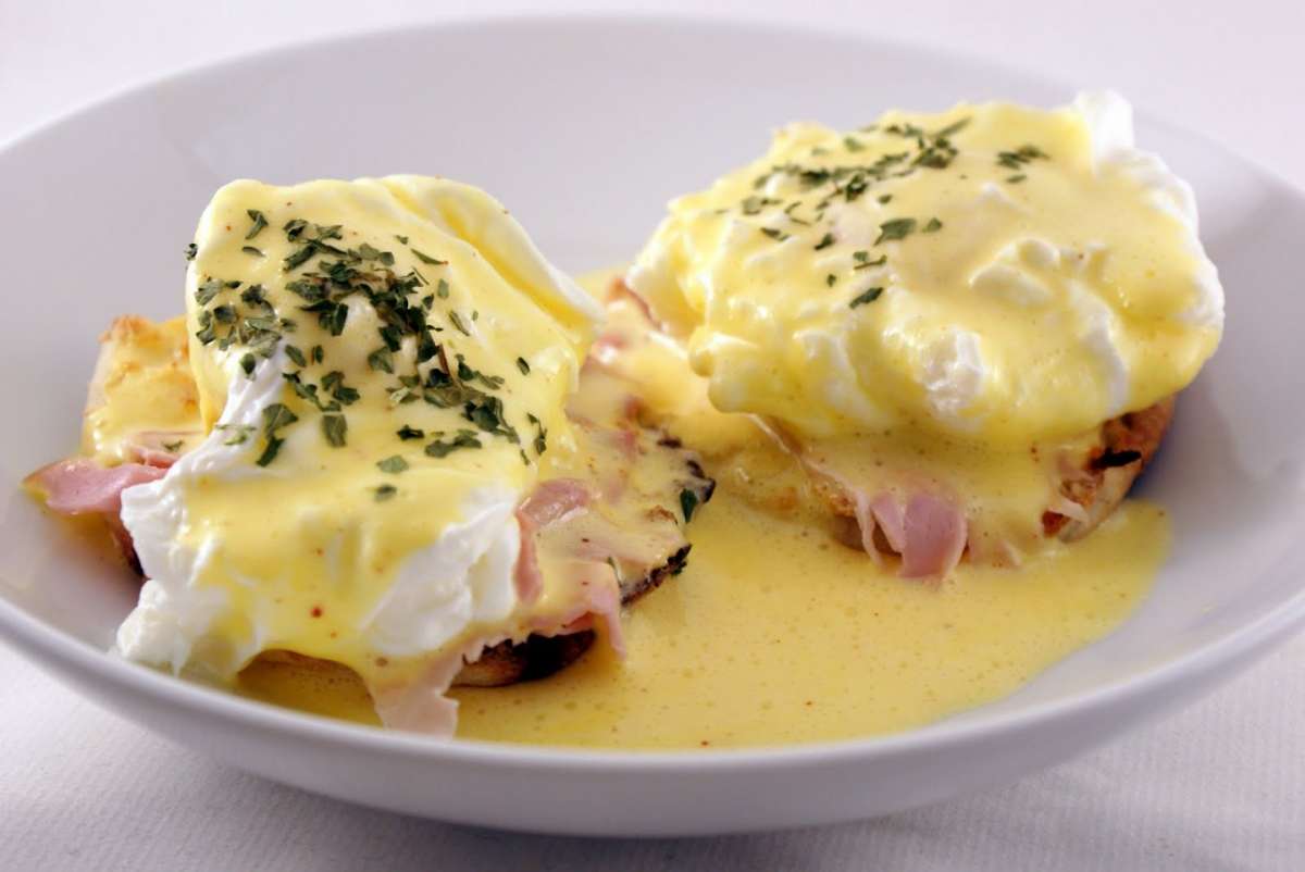 Uova alla benedict con prosciutto cotto