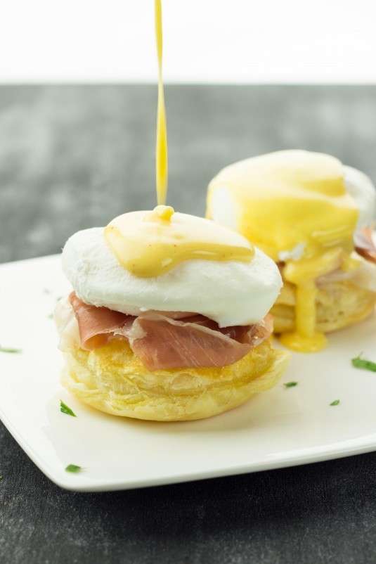 Uova alla benedict con prosciutto crudo