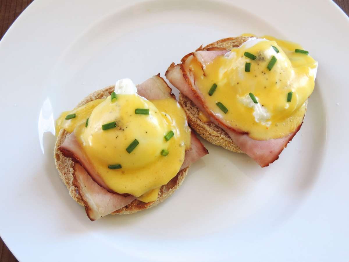 Uova alla benedict con prosciutto