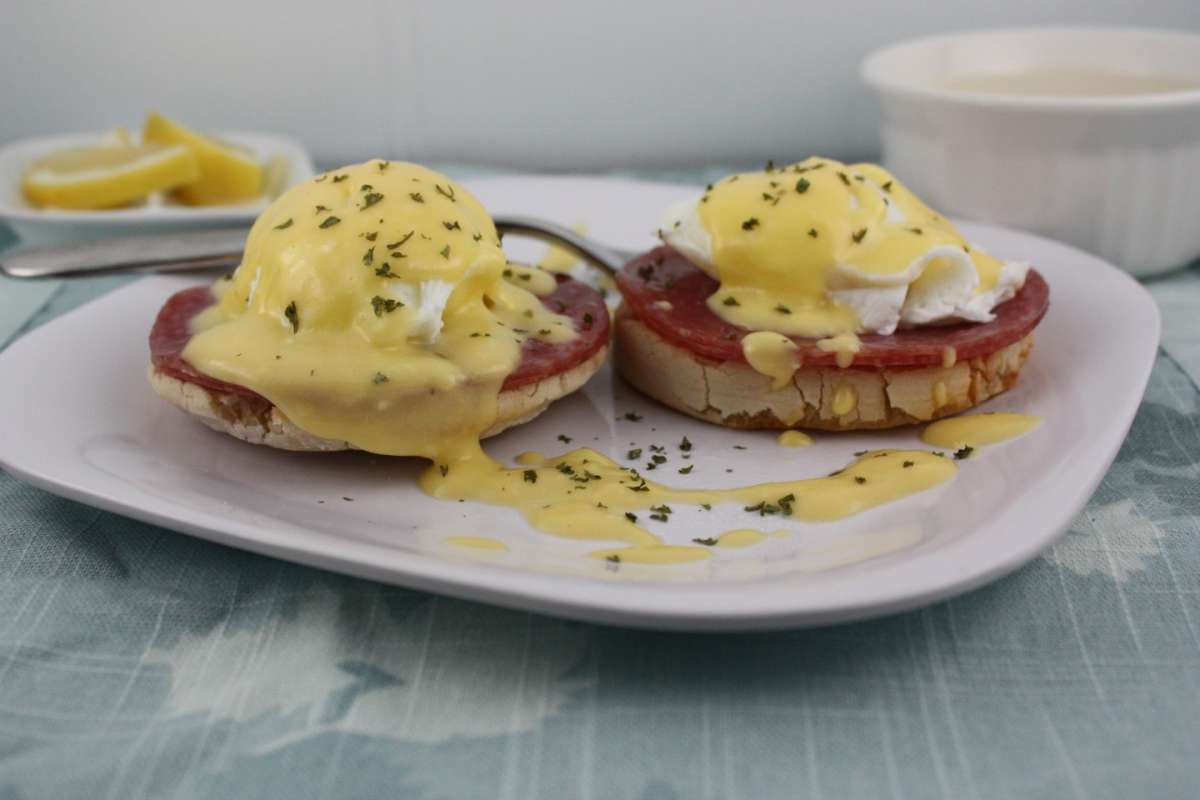 Uova alla Benedict con salame