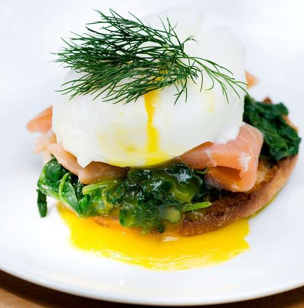 Uova alla Benedict con salmone e verdure