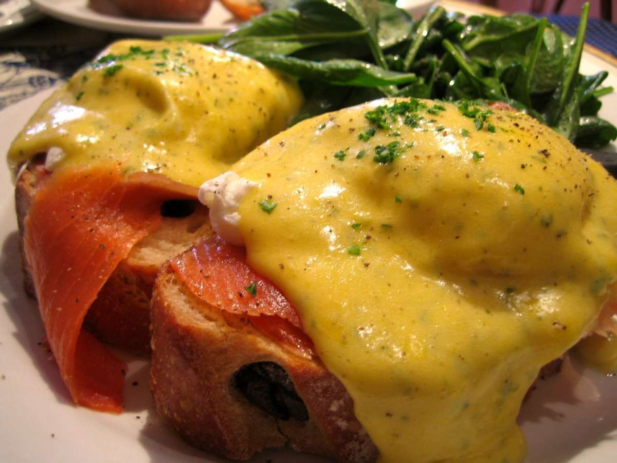 Uova alla Benedict con salmone