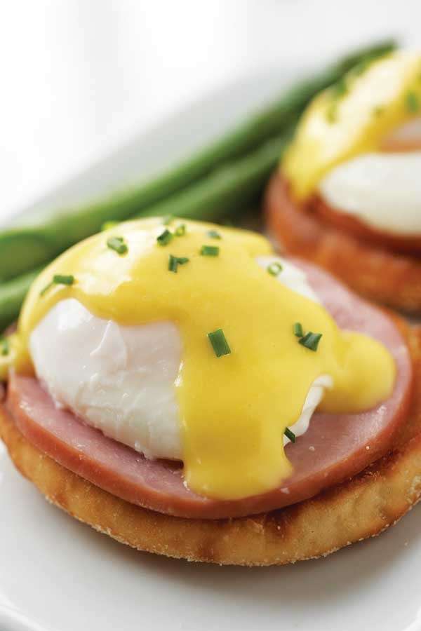 Uova alla Benedict preparazione