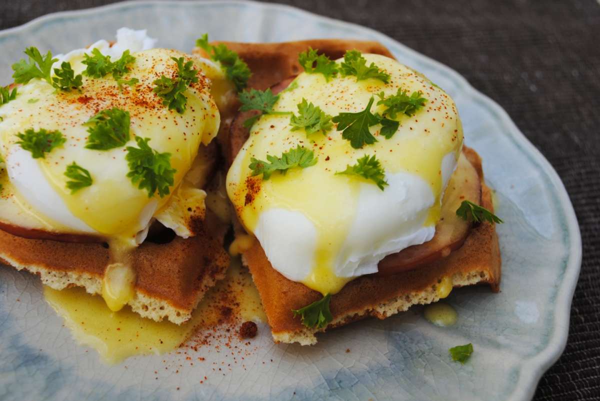 Uova alla Benedict servite con waffle