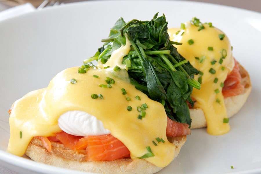 Uova alla Benedict variante con salmone