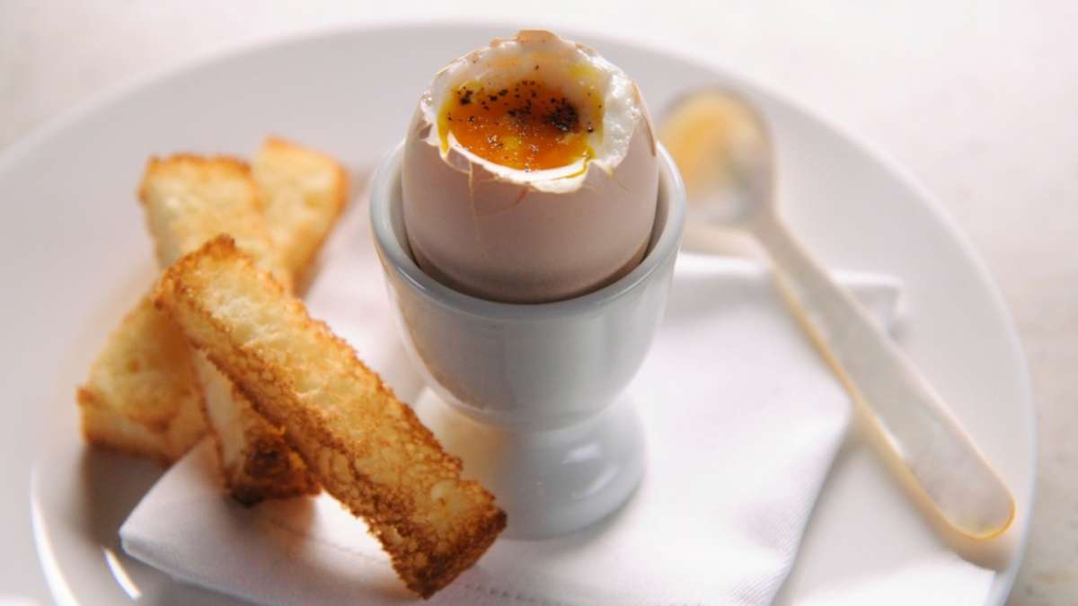 Uova alla coque con crostini e pepe