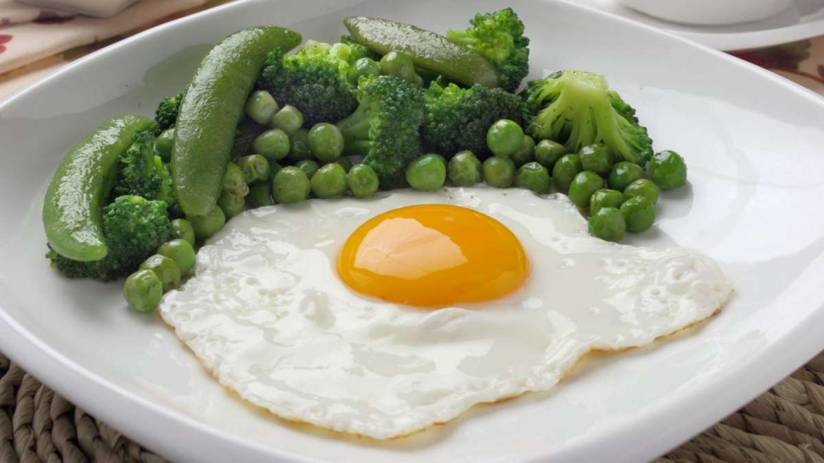 Uovo al tegamino con piselli e broccoli
