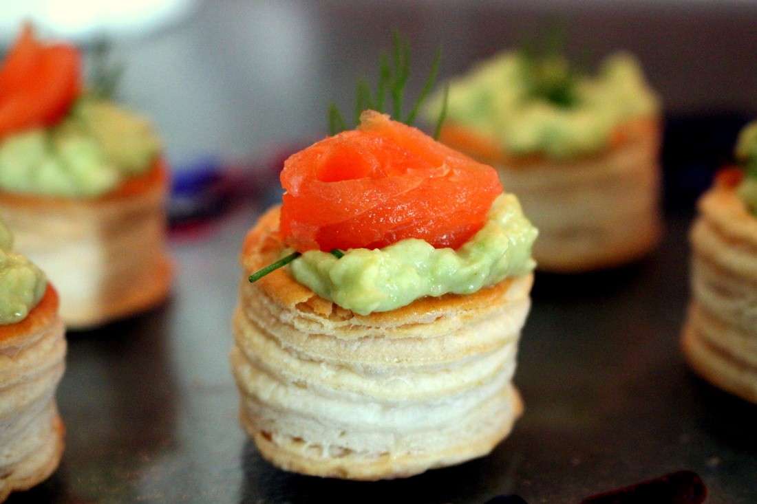 Vol au vent con guacamole e salmone