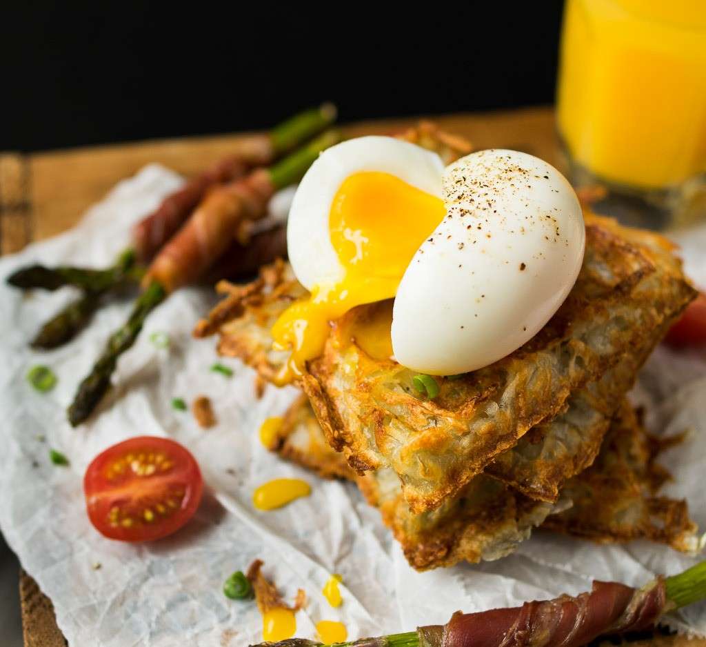 Waffles salati con uovo alla coque e asparagi