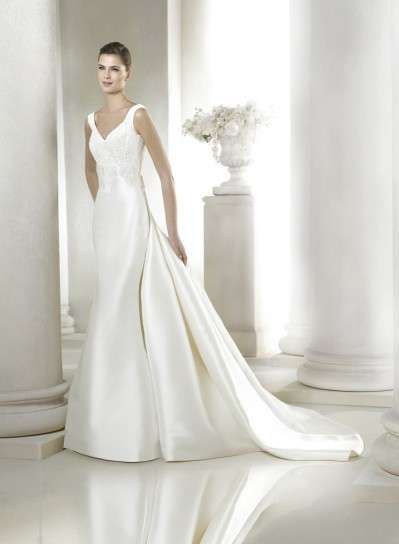 Abito da sposa minimal con strascico St. Patrick