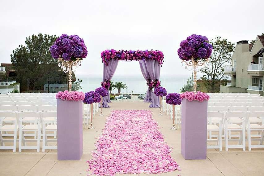 Altare con orchidee viola