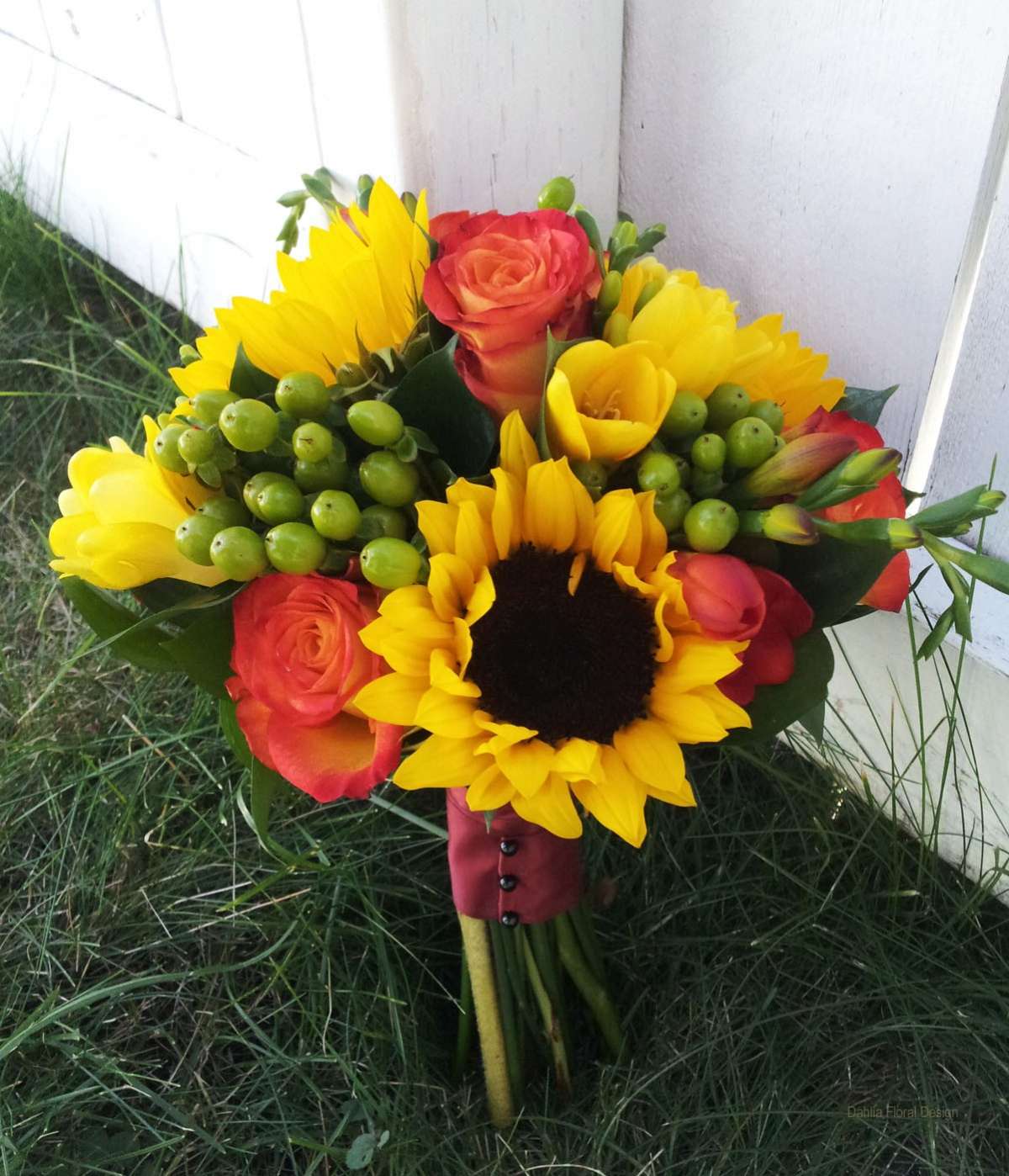 Bouquet con fiori e frutti