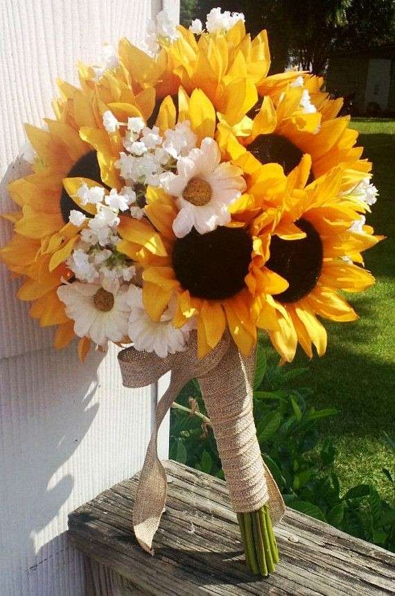 Bouquet di primavera con fiori gialli e bianchi