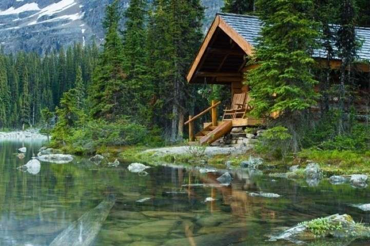 Casa di legno con lago