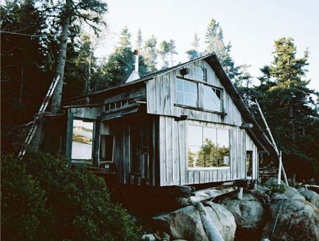 Casa di legno su una roccia