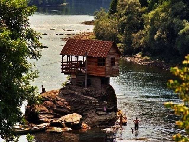 Casa di legno sul fiume