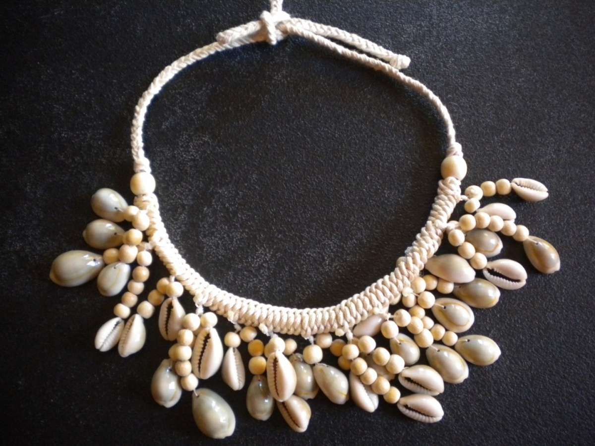 Collana di conchiglie avorio