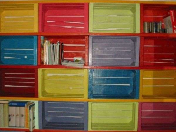 Libreria con cassette colorate