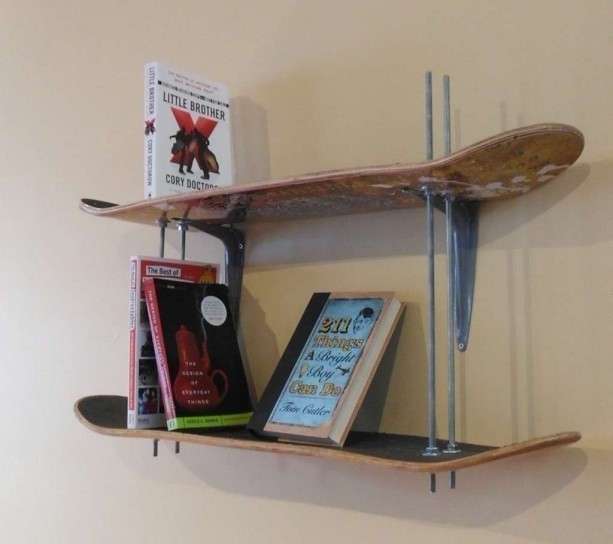 Libreria con skateboard