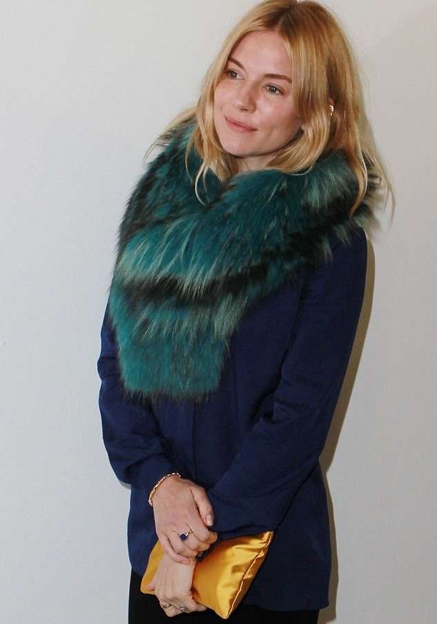 Sienna Miller con stola in pelliccia