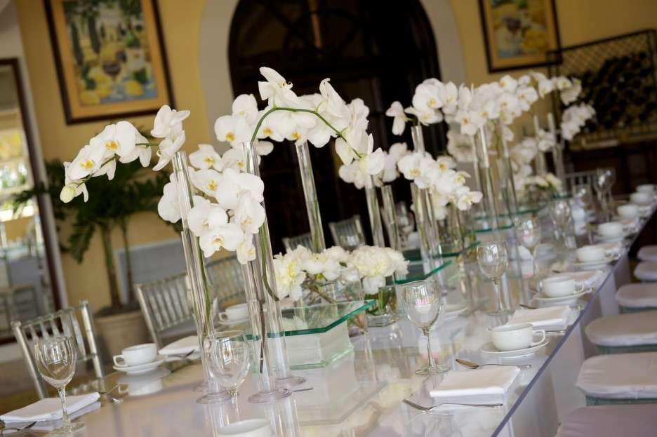 Tavola chic con orchidee bianche