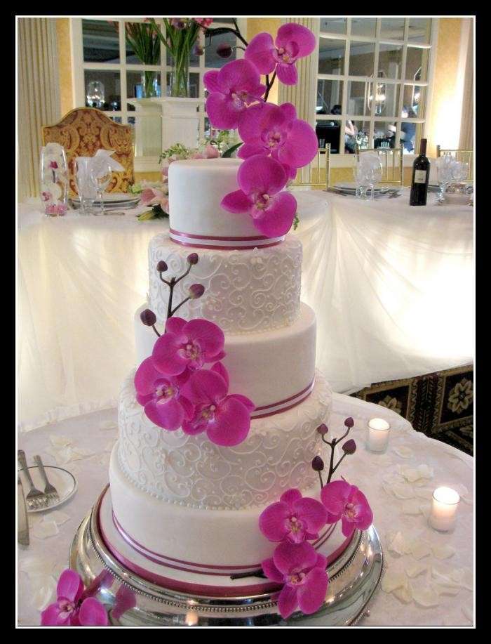 Torta con orchidee fucsia
