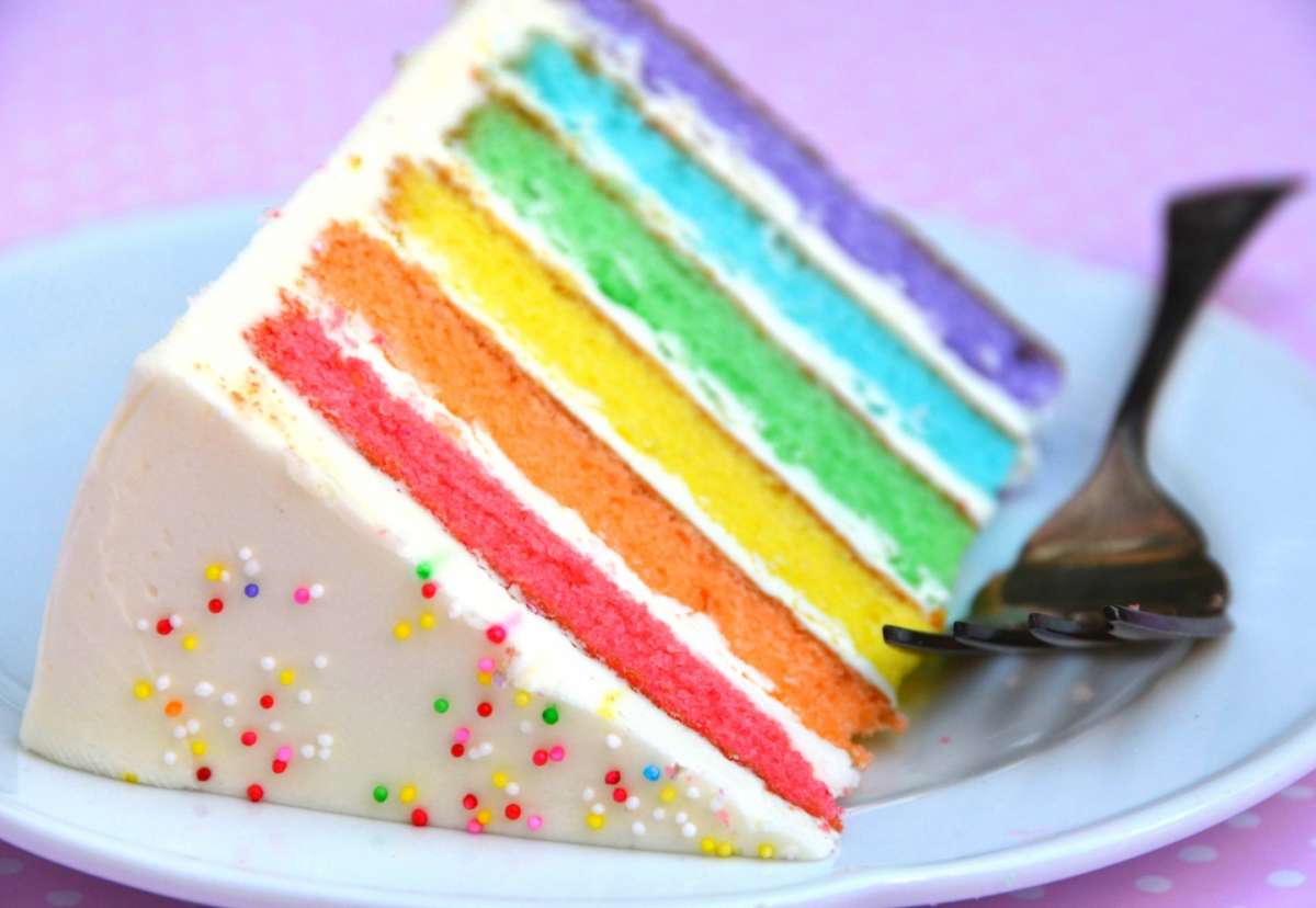 Fetta di rainbow cake