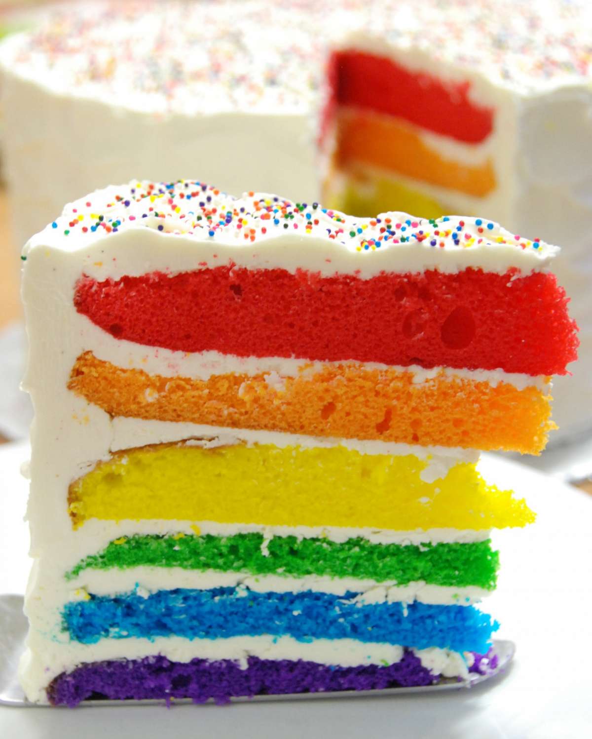 Rainbow cake farcita con crema al burro