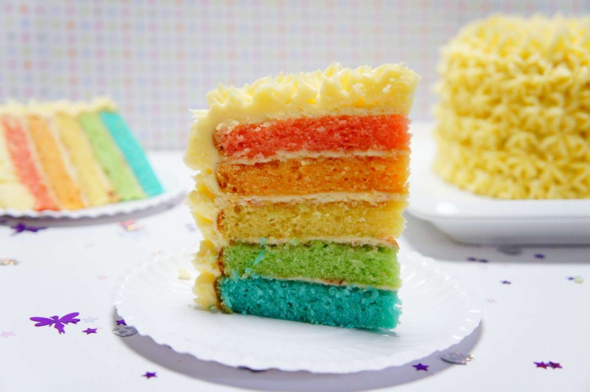 Torta arcobaleno con crema alla vaniglia