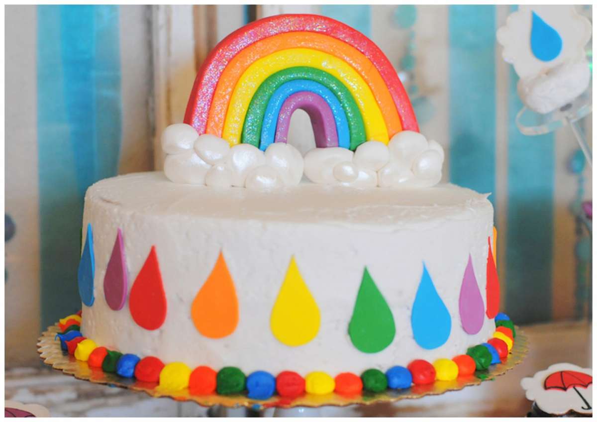 Torta arcobaleno con decorazioni